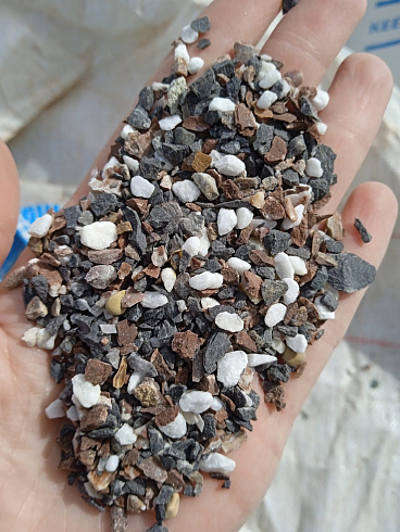 Kamenclub.ru: Мраморная крошка (щебень крошка микс : белый-черный-розовый) фр. 3-5 мм.  купить в Красноярске мрамор белый, черный, розовый, разноцветный мраморная каменная крошка декорвтивная 12000 руб/т   фото КАМЕНЬ КЛУБ