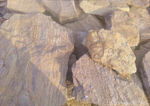 Kamenclub.ru: Песчаник пластушка "фонтанка" желтая (3,0 - 5,0 см)  купить в Красноярске песчаник желтая, рыжий, желтый песчаник колотый рваный со сколом облицовочный 16200 руб/м3   фото КАМЕНЬ КЛУБ