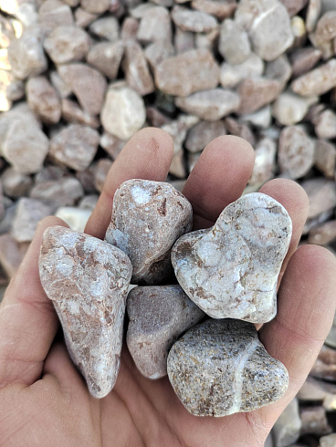 Kamenclub.ru: Мраморная крошка (щебень галтованный розовый) фр.20-40 мм.  купить в Красноярске мрамор розовый, красный оголтованный округлый щебень  15000 руб/т   фото КАМЕНЬ КЛУБ