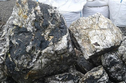 Kamenclub.ru: Черный гранит - кварцит фр. 500-1000 мм.  купить в Красноярске гранит кварцит черный серый белый скальный колотый валун 9750 руб/т   фото КАМЕНЬ КЛУБ