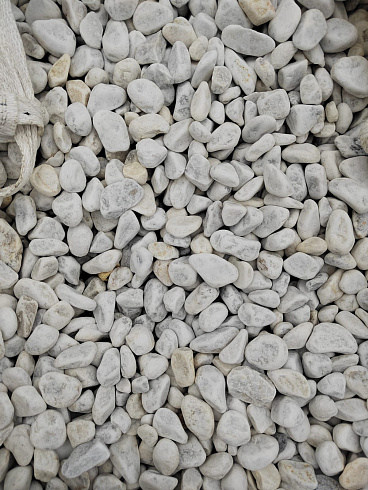 Kamenclub.ru: Мраморная крошка (щебень галтованный белый) фр.40-70 мм.  купить в Красноярске мрамор белый молочный айвори окатанный округлый природный камень 17000 руб/т   фото КАМЕНЬ КЛУБ
