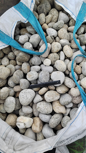 Kamenclub.ru: Галька речная окат (серо-белая) фр. 70-120 мм купить  в Красноярске галька галечник бело-серая, серо-белая, серая, белая речная природная галька  8000 руб/т   фото КАМЕНЬ КЛУБ