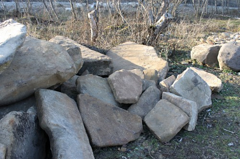 Kamenclub.ru: Песчаник плиты - плахи - пошаговые дорожки (фр. 70-150 мм)  купить в Красноярске песчаник серый бежевый желтый зеленый колотый песчаник строительный 6500 руб/т   фото КАМЕНЬ КЛУБ