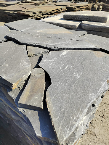 Kamenclub.ru: Песчаник пластушка светло-серый (3,0 см)  купить в Красноярске песчаник светло-серый, серый песчаник рваный ландшафтный колотый 13800 руб/м3   фото КАМЕНЬ КЛУБ