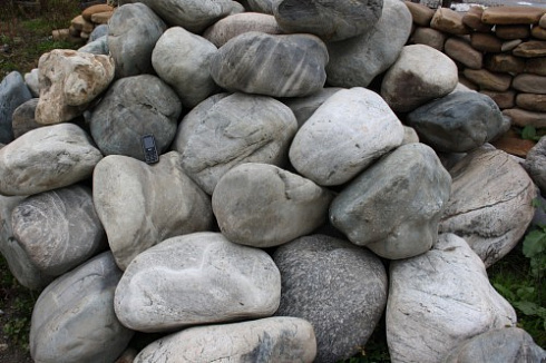 Kamenclub.ru: Речной валун Кабанчик фр.300-500 мм.  купить в Красноярске крупный природный камень галька серый, темно-серый речной валун галечник масштабный 7000 руб/т   фото КАМЕНЬ КЛУБ