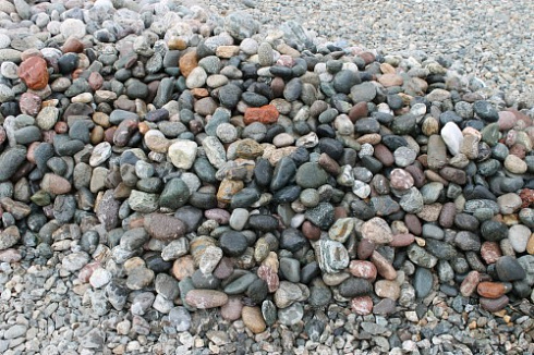 Kamenclub.ru: Галька окат (цветная картошка) фр. 50-100 мм. купить  в Красноярске галька природная окатанная серый белый цветной синий темно-серый коричневый округлый галечник окатанный 6800 руб/т   фото КАМЕНЬ КЛУБ