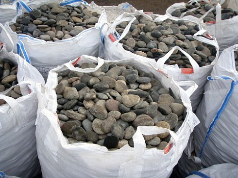 Kamenclub.ru: Галька речная плоская (ассорти) фр. 70-150 мм. купить  в Красноярске галька галечник серый белый темно-серый синий светло-серый плоская природная галька  9000 руб/т   фото КАМЕНЬ КЛУБ