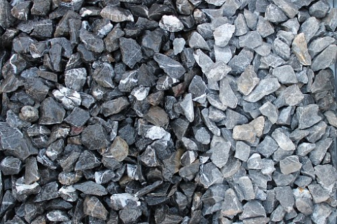 Kamenclub.ru: Щебень крошка черный (мрамор) фр. 20-40 мм.  купить в Красноярске мрамор черный с белыми прожилками мраморная каменная крошка 11000 руб/т   фото КАМЕНЬ КЛУБ