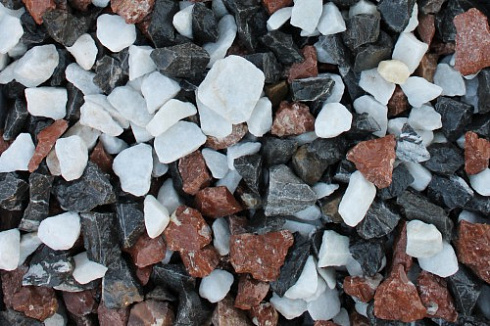 Kamenclub.ru: Мраморная крошка (щебень крошка микс: белый-зеленый-розовый) фр. 3-5 мм.  купить в Красноярске мрамор белый, зеленый, розовый мраморная декоративная крошка каменная 12000 руб/т   фото КАМЕНЬ КЛУБ