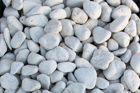 Kamenclub.ru: Мраморная крошка (щебень галтованный белый) фр.40-70 мм.  купить в Красноярске мрамор белый молочный айвори окатанный округлый природный камень 17000 руб/т   фото КАМЕНЬ КЛУБ