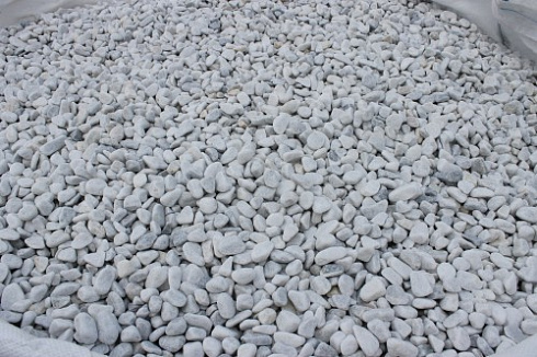 Kamenclub.ru: Мраморная крошка (щебень галтованный белый) фр.10-20 мм.  купить в Красноярске мрамор белый, молочный, айвори окатанный округлый декоративный ландшафтный щебень 17000 руб/т   фото КАМЕНЬ КЛУБ