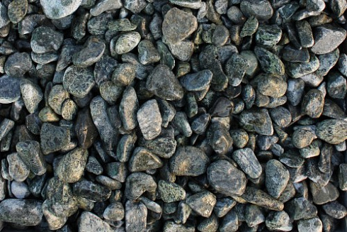 Kamenclub.ru: Щебень галтованный зеленый (змеевик) фр. 20-40 мм.  купить в Красноярске мрамор зеленый, салатовый оголтованный щебень мраморный 12500 руб/т   фото КАМЕНЬ КЛУБ