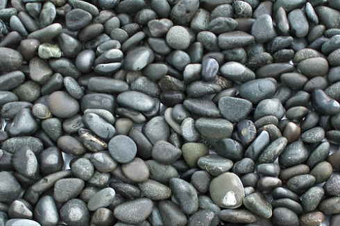 Kamenclub.ru: Галька речная окат (темно-серая) фр. 70-150 мм. купить  в Красноярске галька речная темно-серая, синяя, серая речная галька округлая  8000 руб/т   фото КАМЕНЬ КЛУБ