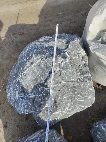 Kamenclub.ru: Черный мрамор скальник фр. 1000-1500 мм.  купить в Красноярске мрамор черный белый серый крупный колотый валун ландшафтный 9000 руб/т   фото КАМЕНЬ КЛУБ