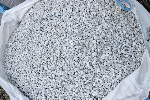 Kamenclub.ru: Мраморная крошка (щебень галтованный белый) фр.10-20 мм.  купить в Красноярске мрамор белый, молочный, айвори окатанный округлый декоративный ландшафтный щебень 17000 руб/т   фото КАМЕНЬ КЛУБ