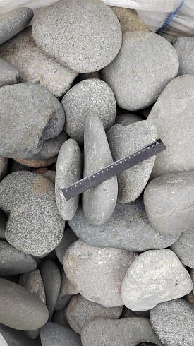 Kamenclub.ru: Галька речная плоская (темно-серая) фр. 70-150 мм. купить  в Красноярске галечник природный темно-серый серый синий речная плоская природная окатанная  9000 руб/т   фото КАМЕНЬ КЛУБ