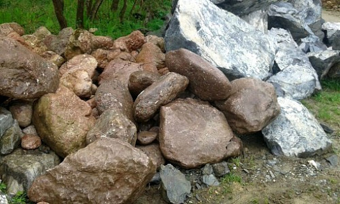 Kamenclub.ru: Конгломераты фр. 300-1000 мм.  купить в Красноярске кварц мрамор диабаз коричневый, серый зеленоватый речной валун крупный 6500 руб/т   фото КАМЕНЬ КЛУБ