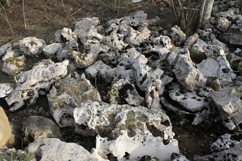 Kamenclub.ru: Выветренный известняк (степной) фр. 500-1500 мм.  купить в Красноярске    10000 руб/т   фото КАМЕНЬ КЛУБ