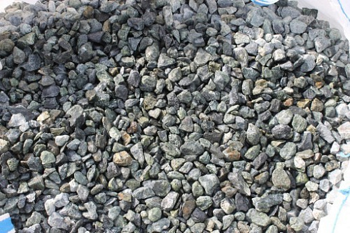 Kamenclub.ru: Щебень крошка зеленый (змеевик) фр. 20-40 мм.  купить в Красноярске мрамор зеленый, салатовый ландшафтная мраморная крошка 8500 руб/т   фото КАМЕНЬ КЛУБ