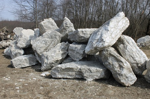 Kamenclub.ru: Мраморизированный известняк фр.500-1500 мм.  купить в Красноярске    10000 руб/т   фото КАМЕНЬ КЛУБ