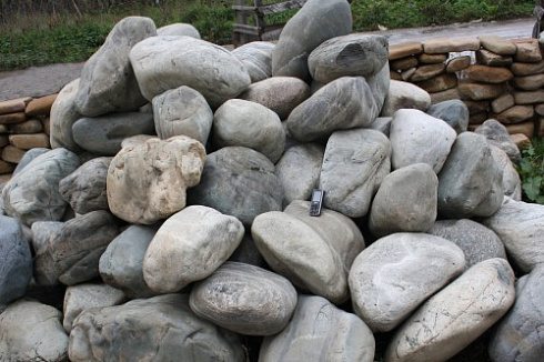 Kamenclub.ru: Речной валун Кабанчик фр.300-500 мм.  купить в Красноярске крупный природный камень галька серый, темно-серый речной валун галечник масштабный 7000 руб/т   фото КАМЕНЬ КЛУБ