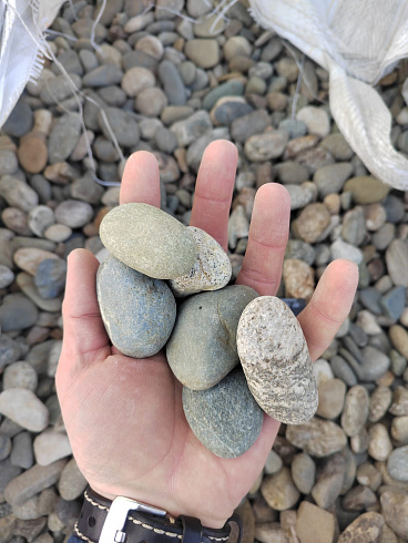 Kamenclub.ru: Галька речная окат (пестрая) фр. 20-40 мм. купить  в Красноярске галька речная пестрая, серая, серые оттенки галька речная окатанная округлая 5000 руб/т   фото КАМЕНЬ КЛУБ