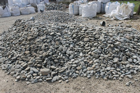Kamenclub.ru: Галька речная плоская (ассорти) фр. 70-150 мм. купить  в Красноярске галька галечник серый белый темно-серый синий светло-серый плоская природная галька  9000 руб/т   фото КАМЕНЬ КЛУБ