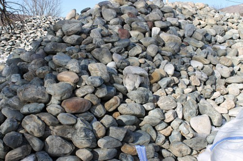 Kamenclub.ru: Ландшафтные валунчики фр.100-500 мм.  купить в Красноярске крупный природный камень серый, темно-серый, светло-серый речной валун крупный 4800 руб/т   фото КАМЕНЬ КЛУБ