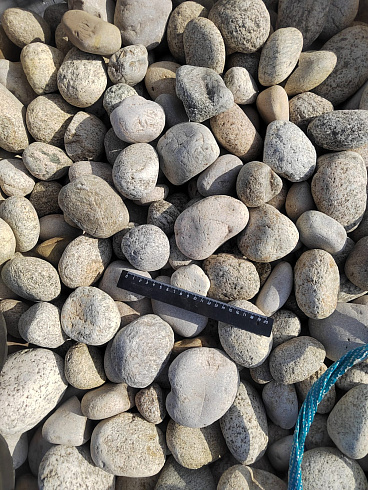 Kamenclub.ru: Галька речная окат (серо-белая) фр. 70-120 мм купить  в Красноярске галька галечник бело-серая, серо-белая, серая, белая речная природная галька  8000 руб/т   фото КАМЕНЬ КЛУБ