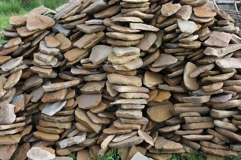 Kamenclub.ru: Песчаник колотый для облицовки (фр. 2-3 см)  купить в Красноярске песчаник бежевый серый рыжий песчаник строительный 5000 руб/т   фото КАМЕНЬ КЛУБ