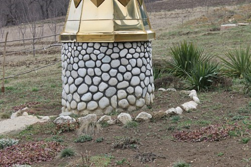 Kamenclub.ru: Галька речная плоская (бело-серая) фр. 100-200-300 мм. купить  в Красноярске галька речная плоская серый, белый, бело-серый, серо-белый речная галька плоская  9000 руб/т   фото КАМЕНЬ КЛУБ