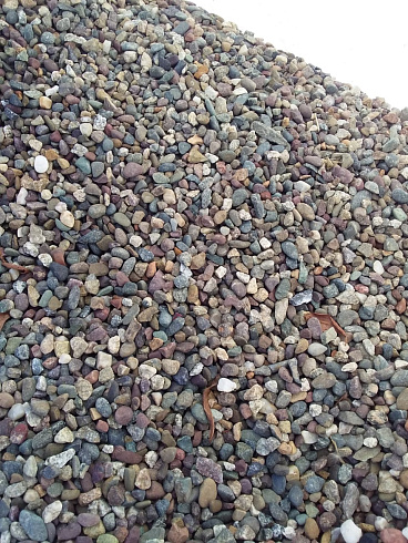 Kamenclub.ru: Галька речная окат цветная фр.5-10 мм. купить  в Красноярске галька речная белый, серый, красноватый, синий, темно-серый речная окатанная галька декоративная 6800 руб/т   фото КАМЕНЬ КЛУБ