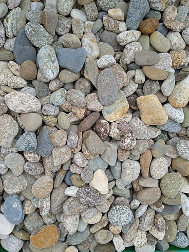 Kamenclub.ru: Галька горная речная окат (цветная) фр. 20-40 мм. купить  в Красноярске галька речная серый синий бежевый белый окатанная речная галька ландшафтная 6800 руб/т   фото КАМЕНЬ КЛУБ