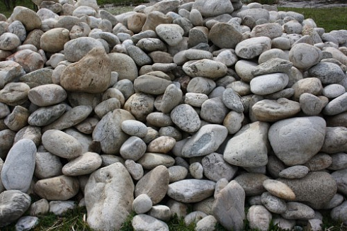 Kamenclub.ru: Бело-серый валунчик фр.100-300 мм.  купить в Красноярске крупный камень для ландшафта серый, белый бело-серый валун крупная галька 4500 руб/т   фото КАМЕНЬ КЛУБ