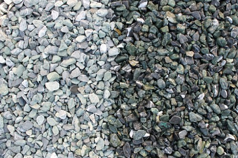 Kamenclub.ru: Мраморная крошка (щебень галтованный микс:зеленый-черный) фр.10-20 мм.  купить в Красноярске мрамор зеленый, черный декоративные ландшафтные окатанные округлые камни щебня 14500 руб/т   фото КАМЕНЬ КЛУБ
