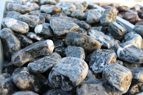 Kamenclub.ru: Щебень галтованный черный (мрамор) фр.20-40 мм.  купить в Красноярске мрамор черный с белыми прожилками мрамор окатанный округлый 15000 руб/т   фото КАМЕНЬ КЛУБ