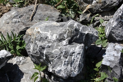 Kamenclub.ru: Черный мрамор скальник фр. 1000-1500 мм.  купить в Красноярске мрамор черный белый серый крупный колотый валун ландшафтный 9000 руб/т   фото КАМЕНЬ КЛУБ