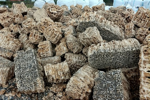 Kamenclub.ru: Крымский природный меотис фр. 100-500 мм.  купить в Красноярске меотис бежевый рыжий молочный желтый ракушечник 4 500 руб/т   фото КАМЕНЬ КЛУБ