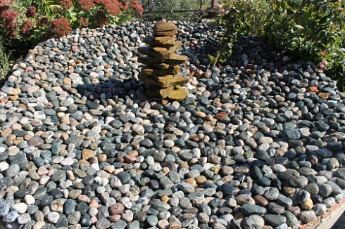 Kamenclub.ru: Галька окат (цветная картошка) фр. 50-100 мм. купить  в Красноярске галька природная окатанная серый белый цветной синий темно-серый коричневый округлый галечник окатанный 6800 руб/т   фото КАМЕНЬ КЛУБ