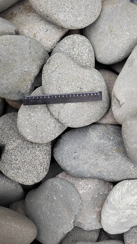 Kamenclub.ru: Галька речная плоская (темно-серая) фр. 70-150 мм. купить  в Красноярске галечник природный темно-серый серый синий речная плоская природная окатанная  9000 руб/т   фото КАМЕНЬ КЛУБ