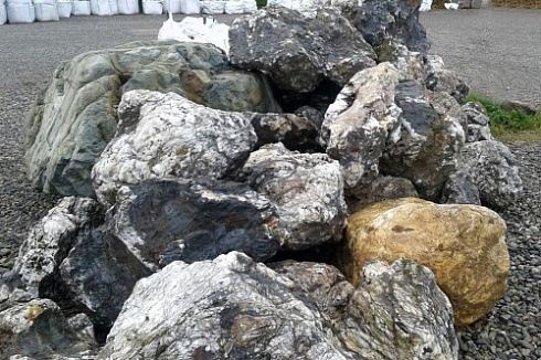 Kamenclub.ru: Черный гранит - кварцит фр. 100-500 мм.  купить в Красноярске мрамор гранит черный с белыми прожилками, серый, белый валун скальный колотый 7000 руб/т   фото КАМЕНЬ КЛУБ