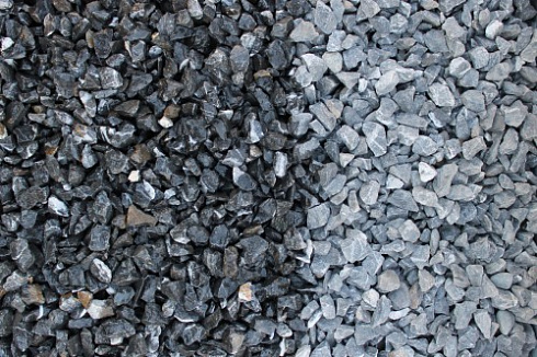 Kamenclub.ru: Щебень крошка черный (мрамор) фр. 10-20 мм.  купить в Красноярске мрамор черный с белыми прожилками, черный, белый каменная ландшафтная декоративная крошка щебня 11000 руб/т   фото КАМЕНЬ КЛУБ