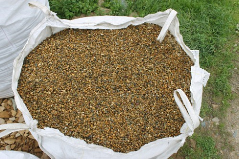 Kamenclub.ru: Галька окат (серо-желтая) фр.10-20 мм. купить  в Красноярске галька серо-желтая, рыжая, серый речная окатанная округлая галька 5000 руб/т   фото КАМЕНЬ КЛУБ