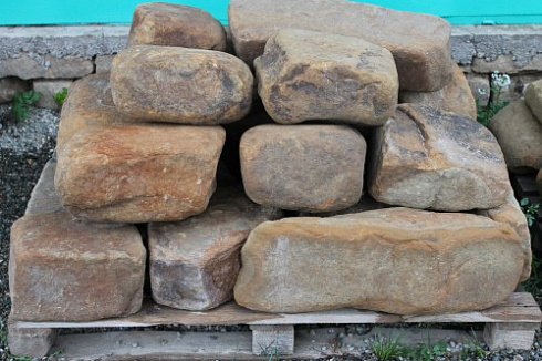 Kamenclub.ru: Песчаник для строительства и кладки (фр. 200-400 мм)  купить в Красноярске песчаник бежевый серый рыжий желтый блоки для строительства из песчаника 6500 руб/т   фото КАМЕНЬ КЛУБ