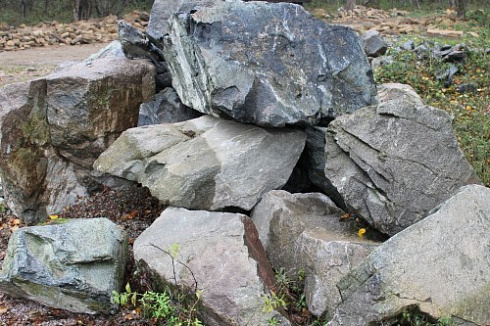 Kamenclub.ru: Змеевик скальник фр. 500-1500 мм.  купить в Красноярске змеевик зеленый серый черный глыба скальная колотая 7500 руб/т   фото КАМЕНЬ КЛУБ