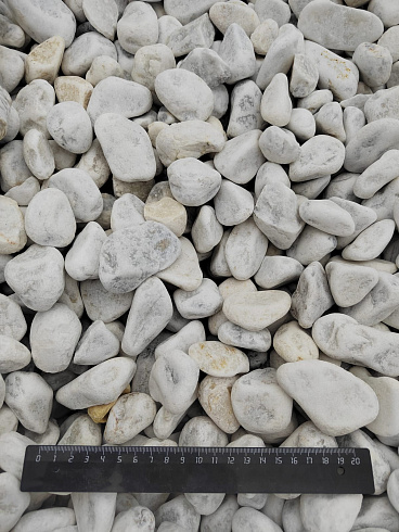 Kamenclub.ru: Мраморная крошка (щебень галтованный белый) фр.40-70 мм.  купить в Красноярске мрамор белый молочный айвори окатанный округлый природный камень 17000 руб/т   фото КАМЕНЬ КЛУБ