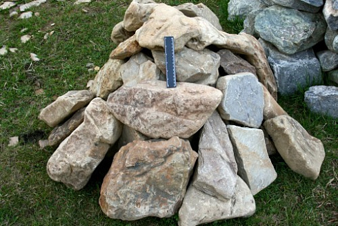 Kamenclub.ru: Песчаник декоративный ландшафтный (фр. 300-500 мм)  купить в Красноярске песчаник желтый рыжий серый зеленый валун речной окатанный природный песчаника 4 500 руб/т   фото КАМЕНЬ КЛУБ