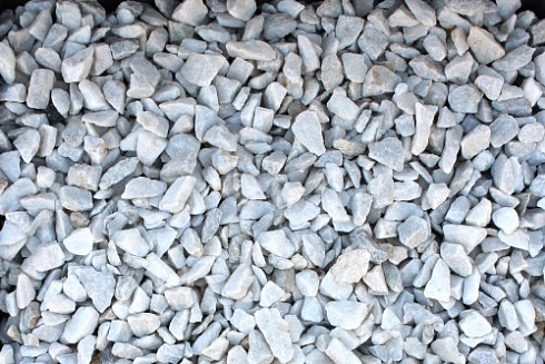 Kamenclub.ru: Мраморная крошка, щебень, цвет-белый, фр. 3-5 мм.  купить в Красноярске мрамор белый молочный бежевый мрамор колотый 11500 руб/т   фото КАМЕНЬ КЛУБ