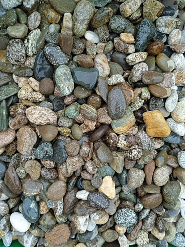 Kamenclub.ru: Галька горная речная окат (цветная) фр. 20-40 мм. купить  в Красноярске галька речная серый синий бежевый белый окатанная речная галька ландшафтная 6800 руб/т   фото КАМЕНЬ КЛУБ