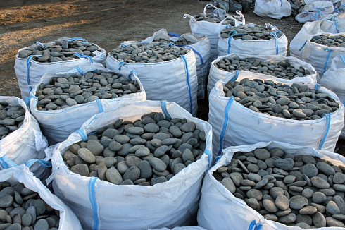 Kamenclub.ru: Галька речная плоская (темно-серая) фр. 100-200-300 мм. купить  в Красноярске галька речная плоская темно-серый, серый, синий речной галечник плоский 9000 руб/т   фото КАМЕНЬ КЛУБ